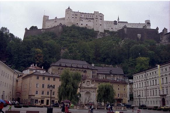 El gran Castillo de Hohensalzburg, en Salzburgo