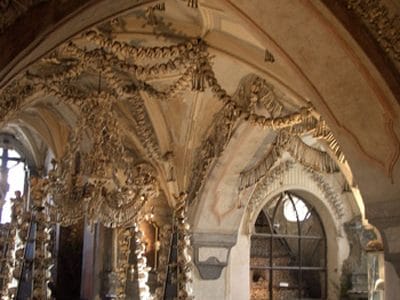 El osario de Sedlec, huesos y calaveras cerca de Praga