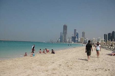 La carretera de cornisa de Abu Dhabi, playas y jardines