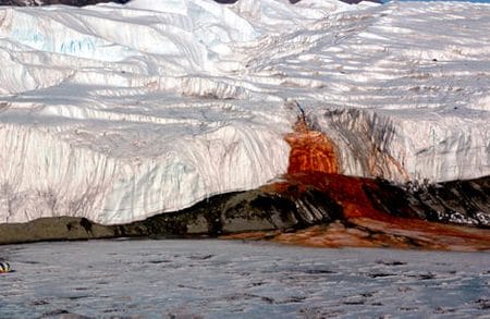 Blood Falls, un reguero rojo en la blanca Antártida