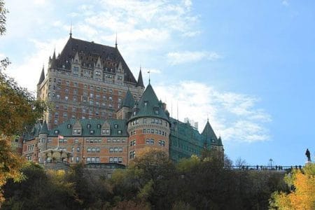Chateau Frontenac, histórico hotel sobre el cielo de Quebec